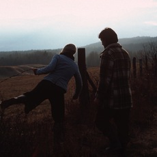 Lisandre St-cyr Lamothe | Cynthia et Mathieu traversant la clôture