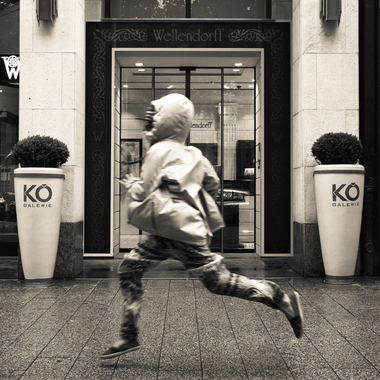 Federico Odello | Corri ragazza laggiù. Corri in aiuto di tutta la gente. Dell’umanità.