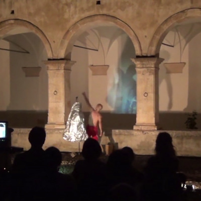  | Piccoli esercizi sul potere (estratto, versione in italiano) - azione per performer, scultura in alluminio e sistema di feedback audio-video -