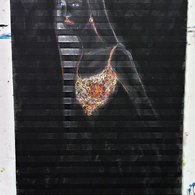 DANIELE contavalli | La giovane fanciulla ha una camicetta piena di fiori, piena di segni e sta vicino ad un buio, oscuro, spazio profondo.