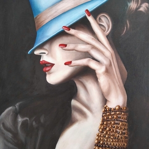 Chiara Mario | Donna con bracciale dorato