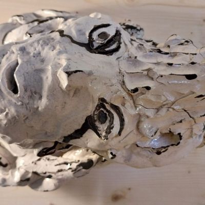  | Nero su bianco, ceramica e acrilico 2024, 26 x 27 x 40 cm